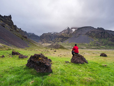 冰岛的火山景观穿红色夹克的游客图片