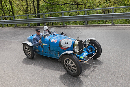 一辆老赛车布加迪T351926在拉力赛MilleMiglia2013年图片