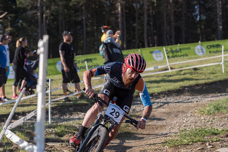 2018年MERCEDESBENZUCIMTB世界杯大师赛的自行车手XCOXCCDHIVallnord图片