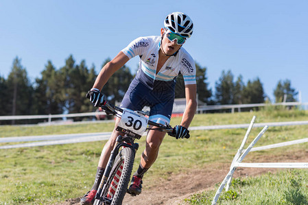 2018年MERCEDESBENZUCIMTB世界杯大师赛的自行车手XCOXCCDHIVallnord图片