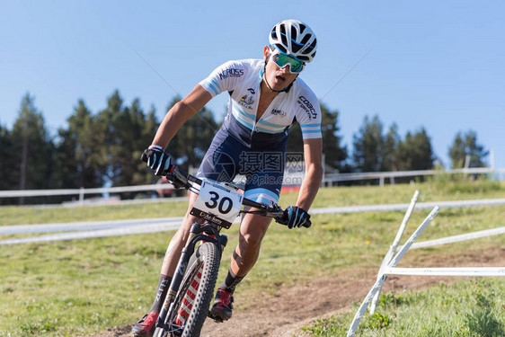 2018年MERCEDESBENZUCIMTB世界杯大师赛的自行车手XCOXCCDHIVallnord图片