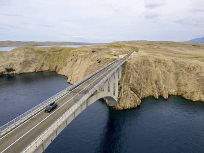 帕格岛克罗地亚道路和克罗地亚海岸的桥梁的鸟瞰图悬崖俯瞰大海从上面看到图片