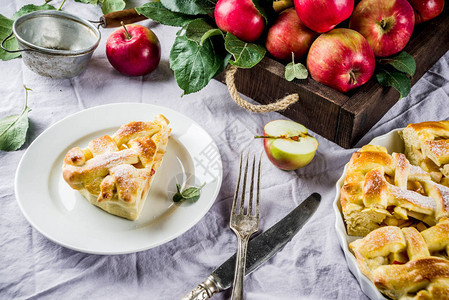 秋天传统烘烤糕饼甜自制苹果派和新鲜苹果图片