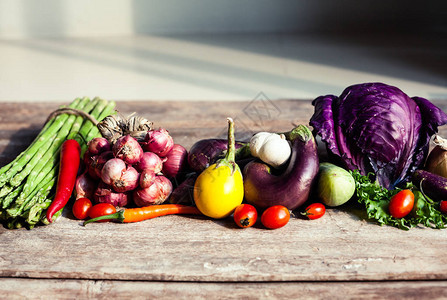 不同蔬菜和蔬菜的农贸市场照片有机产品和健康的生活方式摄影木制背景图片