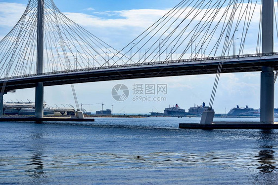 以天空和多云景观为背景的圣彼得堡河流或海湾上的大图片