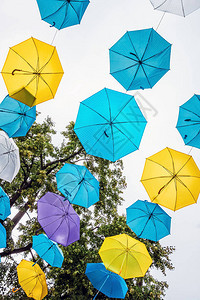 现代城市街道上的五彩雨伞图片