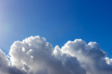 云彩蓝天背景的阴云笼罩背景