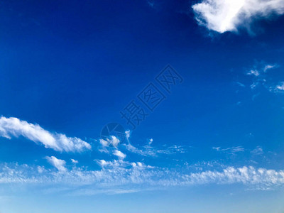 柔和的蓝色美丽蓝色烟雾缭绕的晴朗天空与蓬松的白色空气云的图片