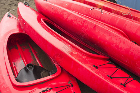 清空的红塑料休闲皮艇图片