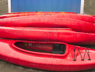 清空的红塑料休闲皮艇图片