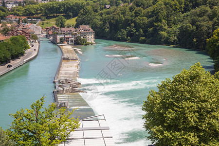 穿过瑞士伯尔尼的阿勒河图片