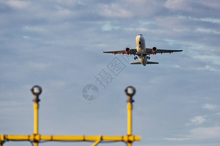 在机场的交通在着陆灯起飞期间飞机图片