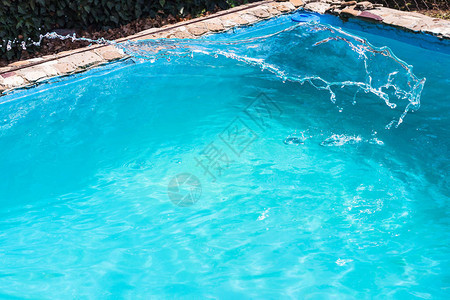 在乡间住宅后院户外游泳池喷图片