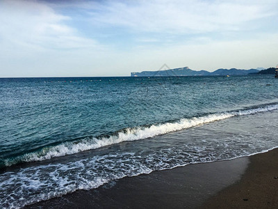 海浪在海滩上的海浪图片