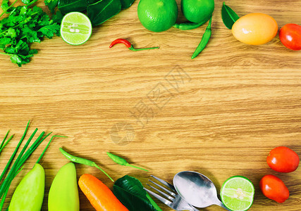 空间健康食品在木制桌子上选图片