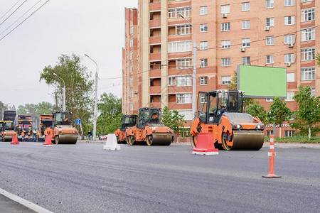 帕维尔斯滚轮关闭在道路工程背景图片