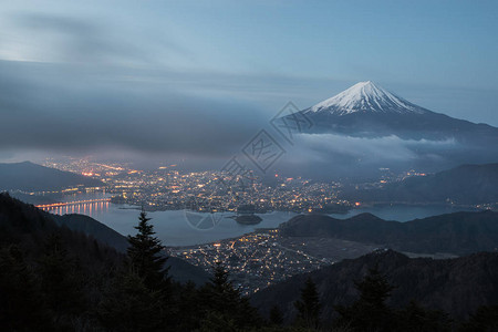 从新道峠看到的清晨云雾缭绕的富士山和河口湖图片