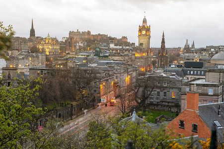 从英国苏格兰爱丁堡市中心的卡尔顿山顶欣赏爱丁堡市老城图片