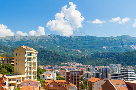 黑山亚得里亚海沿岸的山脉环绕着布德瓦市的城市景图片