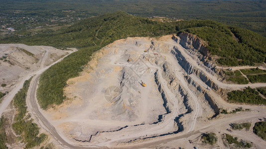 从上方对矿山的空中观察位于俄罗斯图片