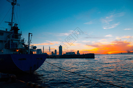 日本大阪港和现代建筑日落景观图片