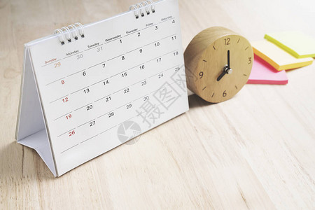 关闭桌子上的日历和时钟规划商务会议或图片