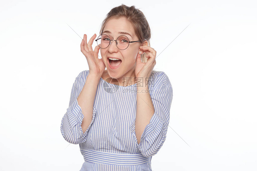 有吸引力的担心女人的肖像在听到恼人的声音时塞住耳朵高清图片下载-正版图片505364707-摄图网