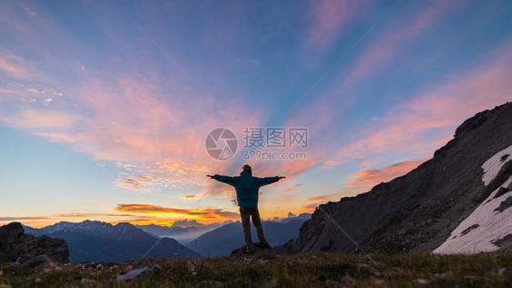 站在山顶伸展的手臂上的人图片