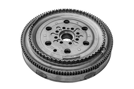 白色背景下汽车离合器套件中的飞轮背景图片