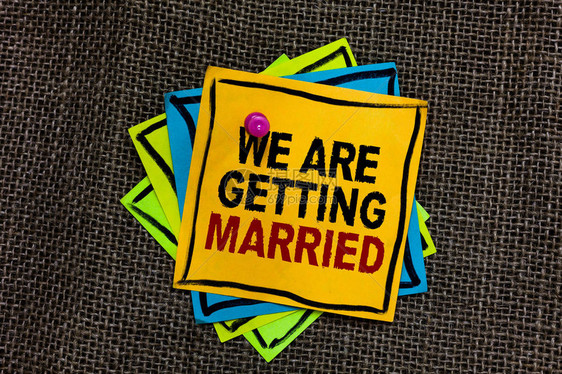 显示我们要结婚的文字符号概念照片订婚礼准备爱的夫妇黑色镶边不同颜色的便条图片