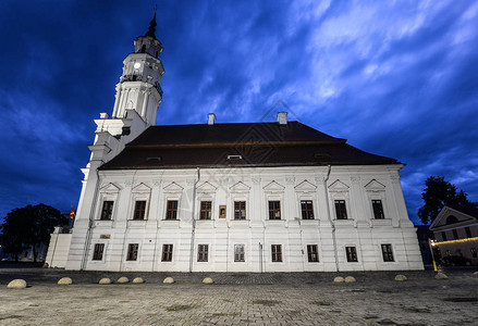 考纳斯立陶宛古老美丽的市政厅的夜景该结构可追溯至16世纪它设有一图片
