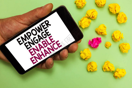 文字书写文本EmpowerEngage启用增强授权领导动机参与的商业概念人拿着手机白屏看消图片