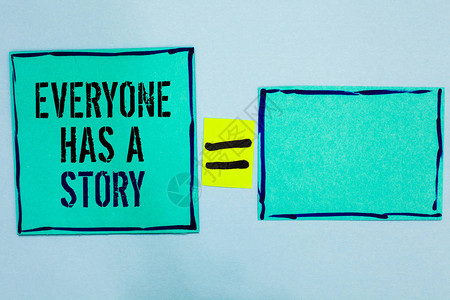 文字写作文本每个人都有一个故事背景讲故事的商业概念讲述你的记忆故事黑色衬里绿色便笺空白图片