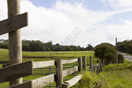 农田围栏的美丽景色图片