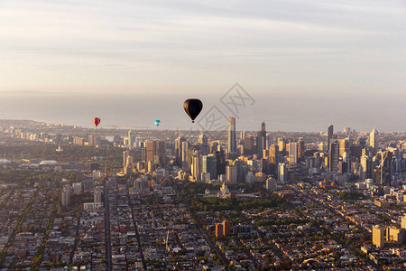 热气球经过澳大利亚墨尔本高清图片