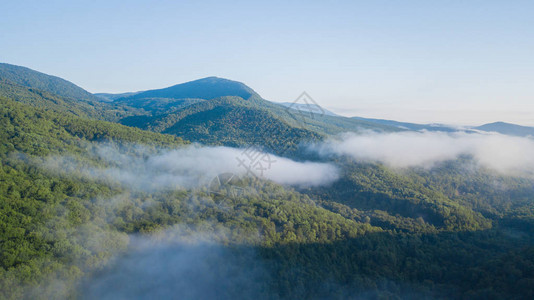 史诗般的空中飞行在日出美丽的早晨穿过山云高峰励志图片