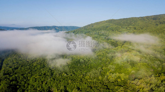 史诗般的空中飞行在日出美丽的早晨穿过山云高峰励志图片