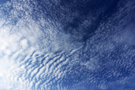 从底部看到的蓝天中蔓延的云图片