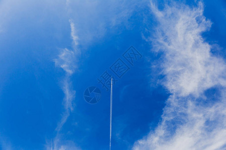 飞机有蒸气尾随它飞行的踪迹飞翔在蓝色的夏日天图片