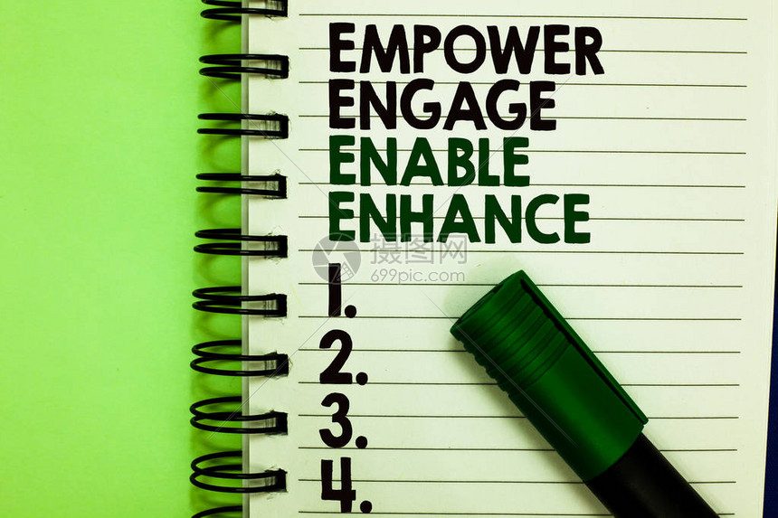 手写文本EmpowerEngage启用增强概念意义授权领导动机参与记事本上的书面字母和数字放置绿色图片