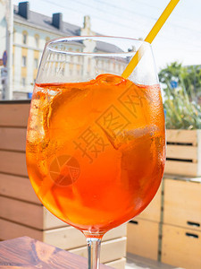 餐厅桌上全杯AperolSpr图片