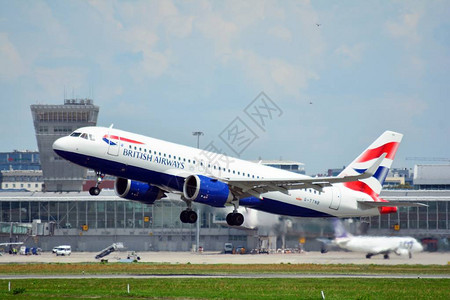 从华沙肖邦机场起飞的英国航空客车A32图片