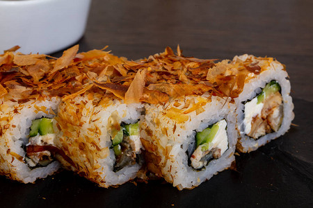美味的寿司卷配和鲑鱼图片