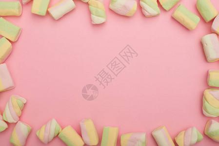 粉红色平板上由棉花糖制成的框架的俯视图背景图片
