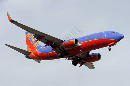 西南航空公司的飞机降落在亚利桑那州凤凰城的天港机场图片