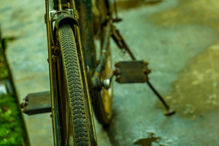 车停在路边的老旧自行车农村图片
