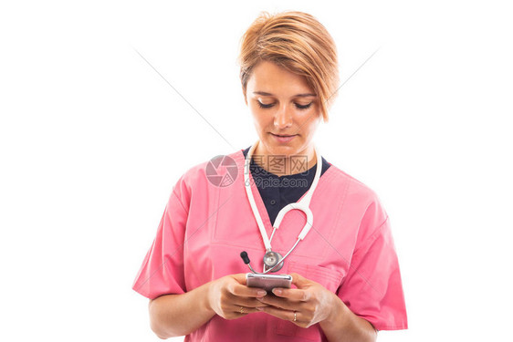 女兽医穿戴粉红色清洗剂的肖像图片