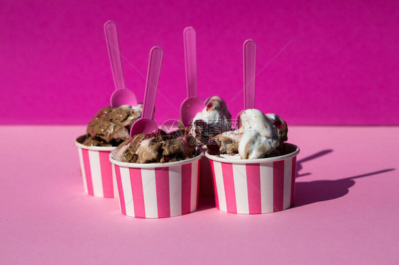 粉红背景的冰淇淋杯夏季背景图片