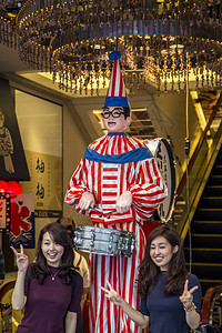 Taro机械手鼓在日本大阪Dotonbori扮演小丑的未识别妇女图片