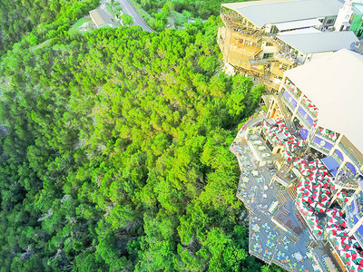 美州悬崖壁墙附近有彩色雨伞装饰台的背景图片